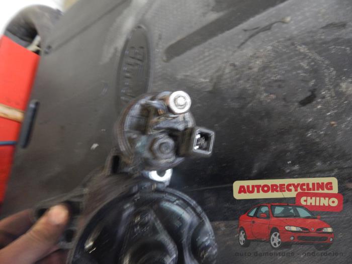 Startmotor från en Volkswagen Golf IV (1J1) 1.6 16V 2002