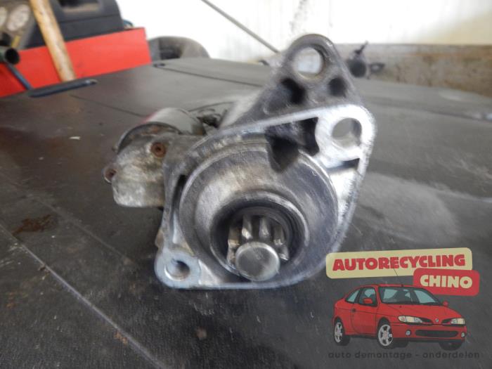 Startmotor från en Volkswagen Golf IV (1J1) 1.6 16V 2002