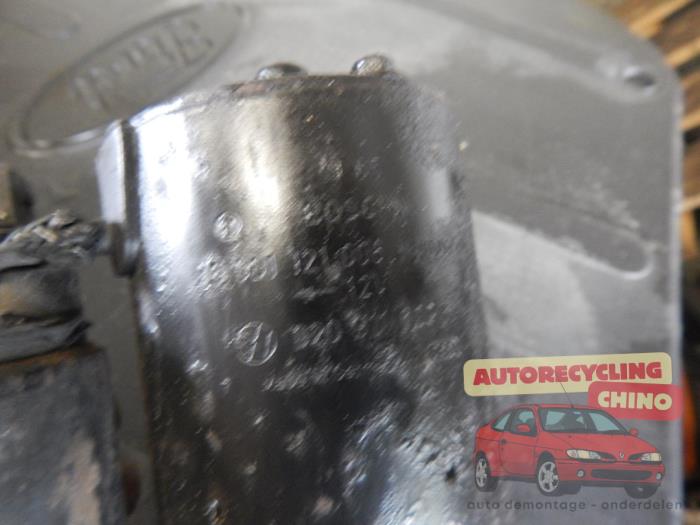 Startmotor från en Volkswagen Golf IV (1J1) 1.6 16V 2002