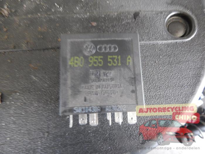 Relä från en Volkswagen Golf IV (1J1) 1.6 16V 2002