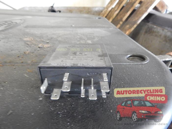 Relä från en Volkswagen Golf IV (1J1) 1.6 16V 2002