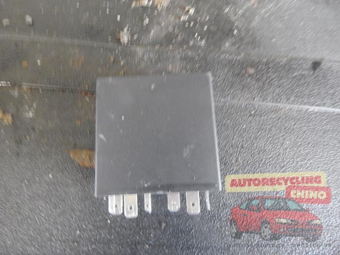 Relä från en Volkswagen Golf IV (1J1) 1.6 16V 2002