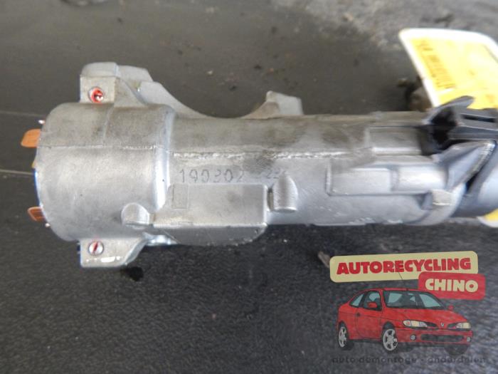 Tändningslås + nyckel från en Volkswagen Golf IV (1J1) 1.6 16V 2002