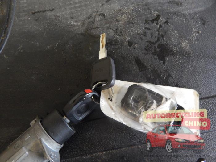 Tändningslås + nyckel från en Volkswagen Golf IV (1J1) 1.6 16V 2002