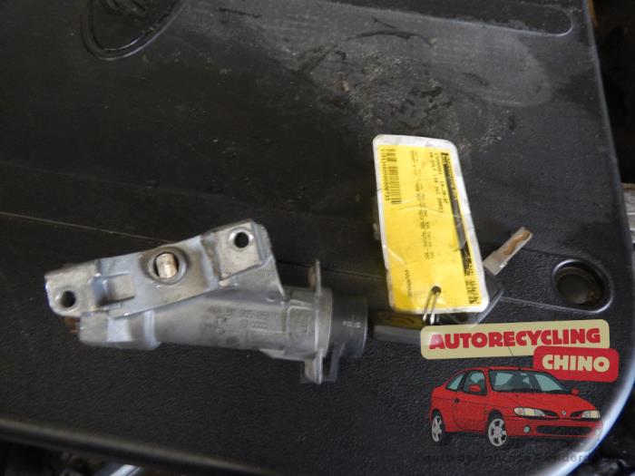 Tändningslås + nyckel från en Volkswagen Golf IV (1J1) 1.6 16V 2002