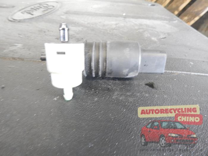 Pump, vindrutespolare från en Volkswagen Golf IV (1J1) 1.6 16V 2002