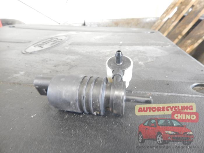 Pump, vindrutespolare från en Volkswagen Golf IV (1J1) 1.6 16V 2002