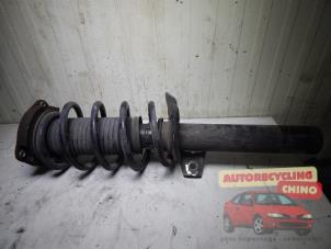 Używane Amortyzator wstrzasów prawy przód Skoda Superb Combi (3TAC/TAF) 2.0 TDI 16V Cena € 50,00 Procedura marży oferowane przez Autorecycling Chino B.V.