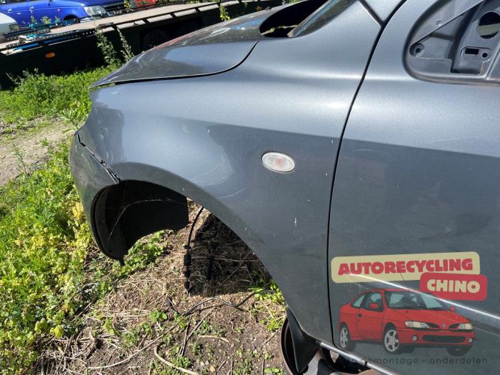 Framskärm, vänster från en Mazda 2 (NB/NC/ND/NE) 1.25 16V 2004