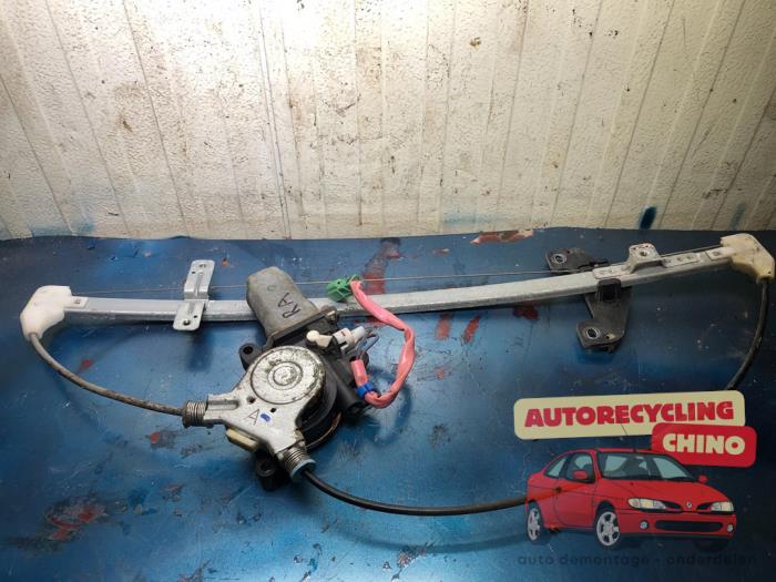 Fönstermekanism för bakre dörr, 4-dörrars, höger från en Honda CR-V (RD5/6/7/8) 2.0i 16V VTEC 2006