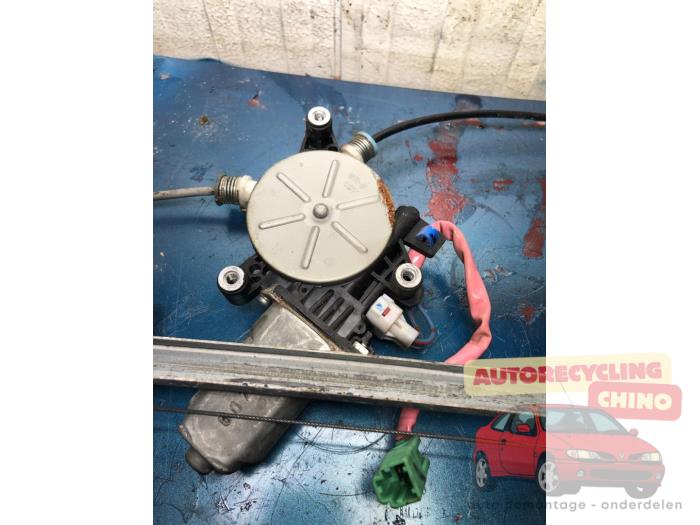 Fönstermekanism för bakre dörr, 4-dörrars, höger från en Honda CR-V (RD5/6/7/8) 2.0i 16V VTEC 2006