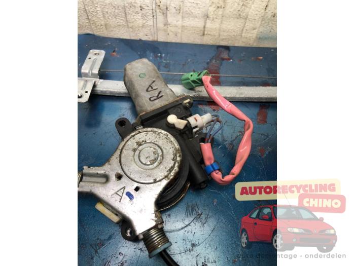 Fönstermekanism för bakre dörr, 4-dörrars, höger från en Honda CR-V (RD5/6/7/8) 2.0i 16V VTEC 2006