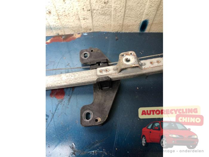 Fönstermekanism för bakre dörr, 4-dörrars, höger från en Honda CR-V (RD5/6/7/8) 2.0i 16V VTEC 2006