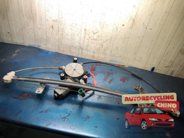 Fönstermekanism för bakre dörr, 4-dörrars, höger från en Honda CR-V (RD5/6/7/8) 2.0i 16V VTEC 2006