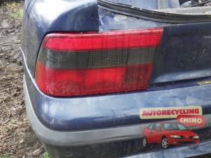Begagnade Baklykta, vänster Opel Calibra 2.0i 16V Pris € 35,00 Marginaltabell erbjuds av Autorecycling Chino B.V.