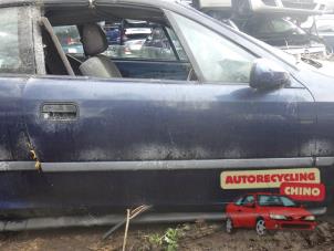 Begagnade Dörr, 2-dörrars, höger Opel Calibra 2.0i 16V Pris € 60,00 Marginaltabell erbjuds av Autorecycling Chino B.V.
