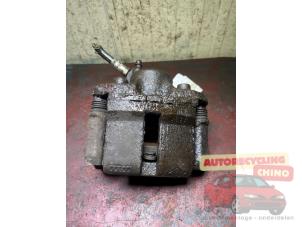 Begagnade Främre bromsok, höger Renault Clio II (BB/CB) 1.4 16V Pris € 25,00 Marginaltabell erbjuds av Autorecycling Chino B.V.