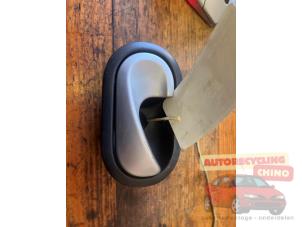 Begagnade Dörrhandtag, 2-dörrars, vänster Renault Twingo II (CN) 1.2 16V Pris € 12,00 Marginaltabell erbjuds av Autorecycling Chino B.V.