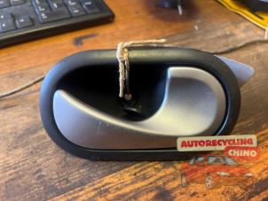 Begagnade Dörrhandtag, 2-dörrars, höger Renault Twingo II (CN) 1.2 16V Pris € 10,00 Marginaltabell erbjuds av Autorecycling Chino B.V.