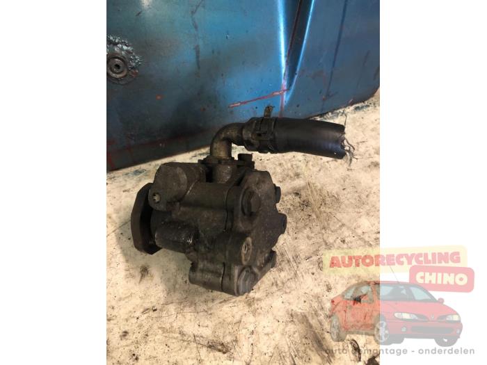 Servostyrningspump från en Volkswagen Caddy III (2KA,2KH,2CA,2CH) 1.9 TDI 2010