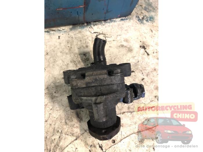 Servostyrningspump från en Volkswagen Caddy III (2KA,2KH,2CA,2CH) 1.9 TDI 2010