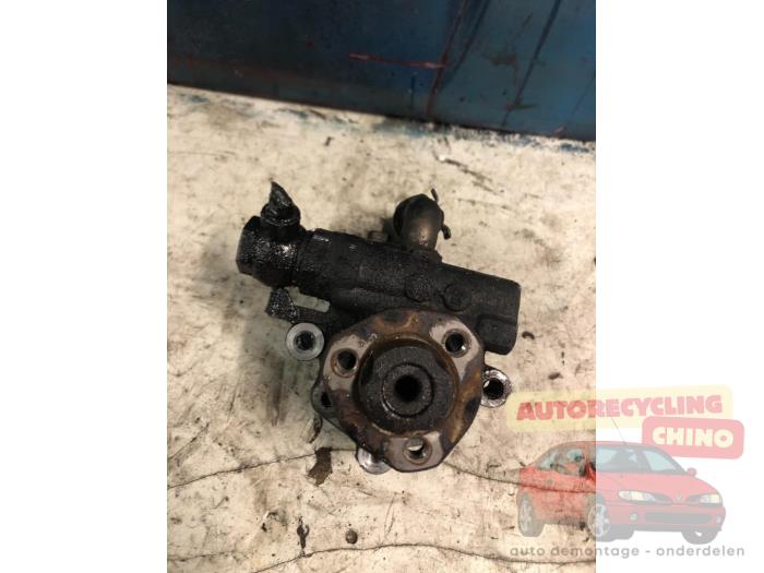 Servostyrningspump från en Volkswagen Caddy III (2KA,2KH,2CA,2CH) 1.9 TDI 2010