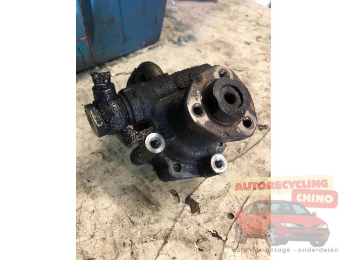 Servostyrningspump från en Volkswagen Caddy III (2KA,2KH,2CA,2CH) 1.9 TDI 2010