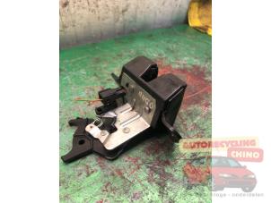 Begagnade Låsmekanism, baklucka Hyundai i10 (F5) 1.1i 12V Pris € 40,00 Marginaltabell erbjuds av Autorecycling Chino B.V.