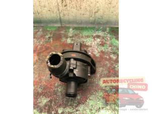 Używane Dodatkowa pompa wodna Audi A1 Sportback (8XA/8XF) 1.0 TFSI Ultra 12V Cena € 20,00 Procedura marży oferowane przez Autorecycling Chino B.V.