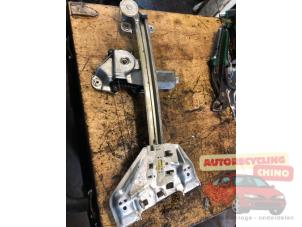 Begagnade Fönstermekanism för bakre dörr, 4-dörrars, höger Cadillac Seville (K-body) 4.6 STS/North Star V8 32V Pris € 70,00 Marginaltabell erbjuds av Autorecycling Chino B.V.