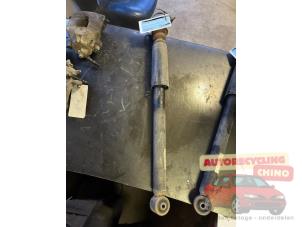 Używane Amortyzator lewy tyl Audi A1 Sportback (8XA/8XF) 1.0 TFSI Ultra 12V Cena € 30,00 Procedura marży oferowane przez Autorecycling Chino B.V.