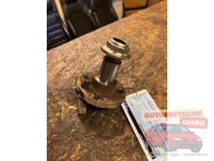 Używane Oprawa lozyska lewy tyl Audi A1 Sportback (8XA/8XF) 1.0 TFSI Ultra 12V Cena € 35,00 Procedura marży oferowane przez Autorecycling Chino B.V.