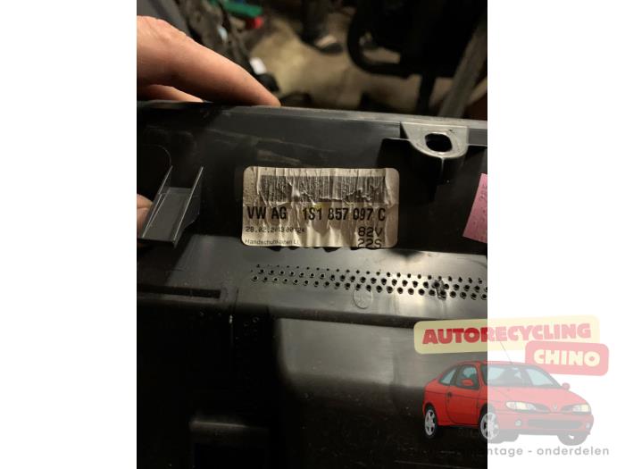 Handskfack från en Volkswagen Up! (121) 1.0 12V 60 2013