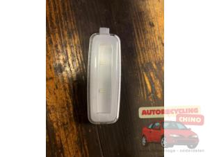 Używane Oswietlenie wewnetrzne przód Audi A1 Sportback (8XA/8XF) 1.4 TFSI 16V 122 Cena € 9,95 Procedura marży oferowane przez Autorecycling Chino B.V.