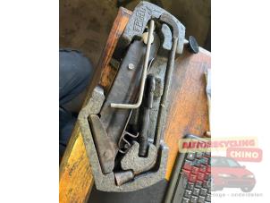 Begagnade Domkraftsset Citroen C1 1.0 12V Pris € 15,00 Marginaltabell erbjuds av Autorecycling Chino B.V.