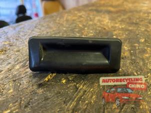 Używane Uchwyt tylnej klapy Audi A1 Sportback (8XA/8XF) 1.0 TFSI Ultra 12V Cena € 15,00 Procedura marży oferowane przez Autorecycling Chino B.V.