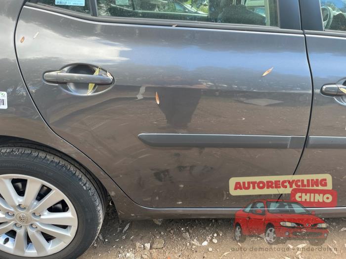 Portier 4Deurs rechts-achter van een Toyota Auris (E15) 2.0 D-4D-F 16V 2009