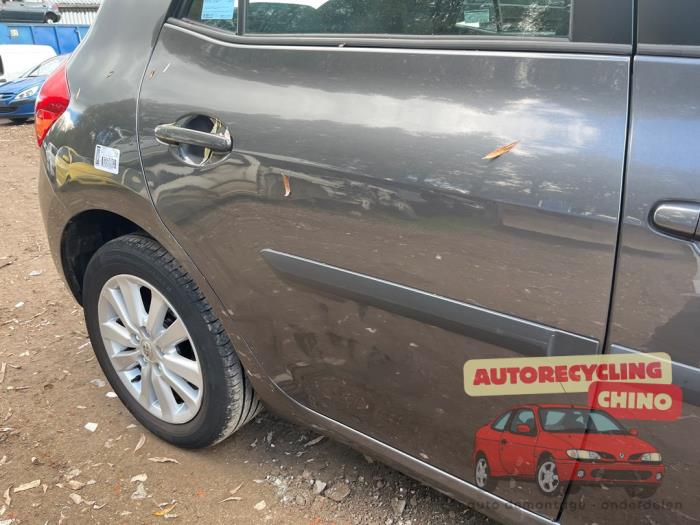 Portier 4Deurs rechts-achter van een Toyota Auris (E15) 2.0 D-4D-F 16V 2009