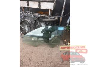 Używane Szyba drzwi lewych przednich wersja 4-drzwiowa Audi A1 Sportback (8XA/8XF) 1.0 TFSI Ultra 12V Cena € 35,00 Procedura marży oferowane przez Autorecycling Chino B.V.