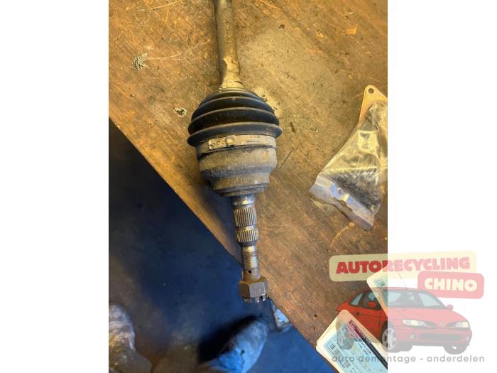 Drivaxel, höger fram från en Opel Zafira (F75) 1.8 16V 2004