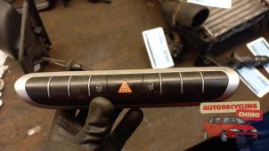 Gebruikte Paniekverlichtings Schakelaar Smart Fortwo Coupé (451.3) 0.8 CDI Prijs € 30,00 Margeregeling aangeboden door Autorecycling Chino B.V.