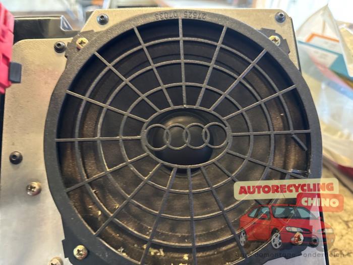 Subwoofer z Audi A3 (8L1) 1.6 1998