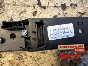 Gebruikte Elektrisch Raam Schakelaar Mercedes Sprinter 3,5t (906.63) 309 CDI 16V Prijs € 35,00 Margeregeling aangeboden door Autorecycling Chino B.V.