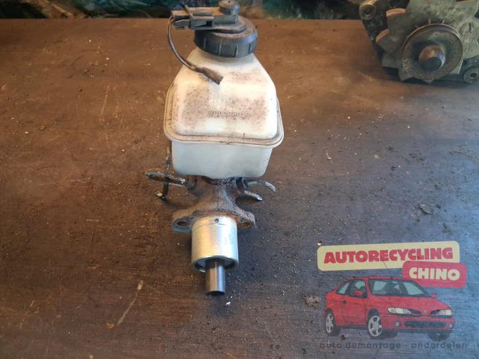 Huvudcylinder från en Renault Express/Rapid/Extra 1.1 1987