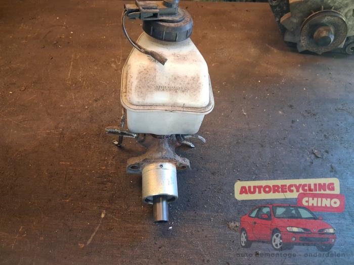 Huvudcylinder från en Renault Express/Rapid/Extra 1.1 1987