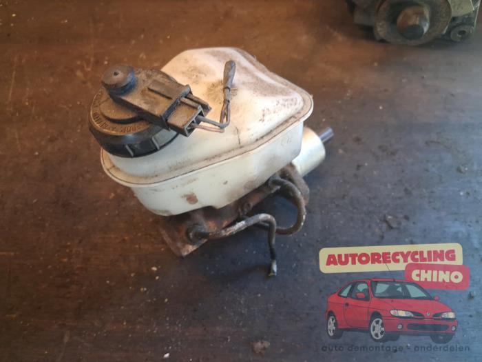 Huvudcylinder från en Renault Express/Rapid/Extra 1.1 1987