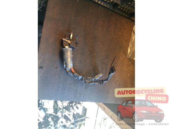 Tändningslås + nyckel från en Renault Express/Rapid/Extra 1.1 1987