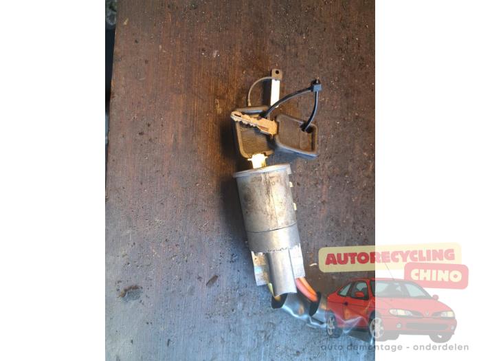 Tändningslås + nyckel från en Renault Express/Rapid/Extra 1.1 1987