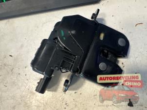 Gebruikte Slotmechaniek Achterklep Renault Twingo III (AH) 1.0 SCe 70 12V Prijs € 30,00 Margeregeling aangeboden door Autorecycling Chino B.V.