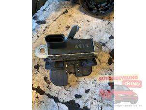 Begagnade Låsmekanism, baklucka Seat Leon (1P1) 1.9 TDI 105 Pris € 35,00 Marginaltabell erbjuds av Autorecycling Chino B.V.